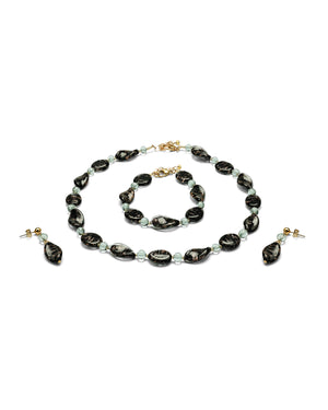Set Karen nero – collana, bracciale e orecchini in vetro di Murano, indossati