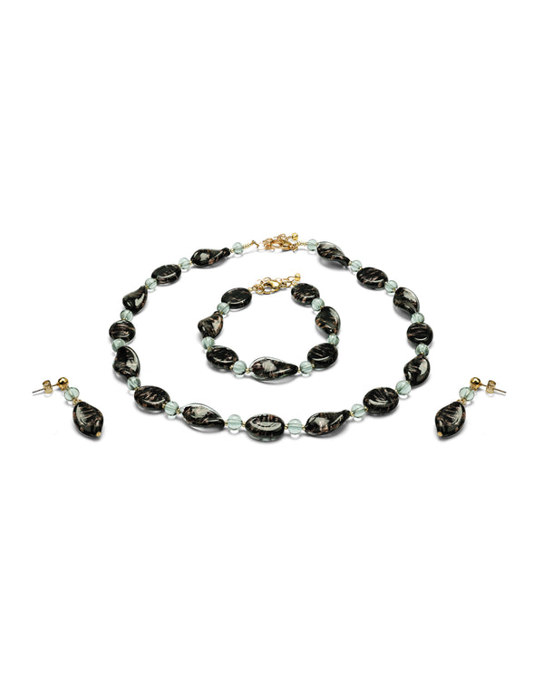Set Karen nero – collana, bracciale e orecchini in vetro di Murano, indossati
